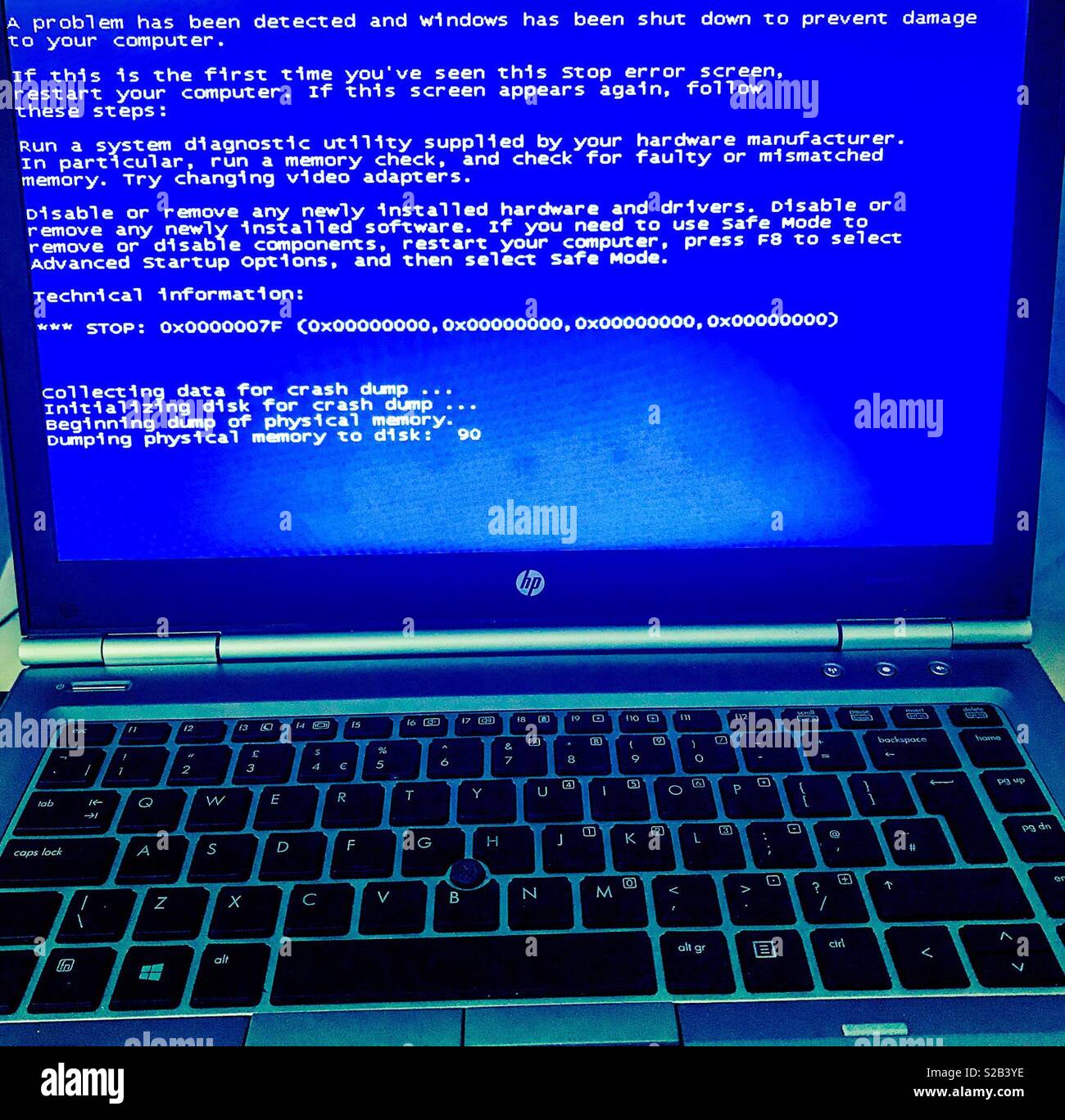 Blauer Bildschirm des Todes auf einem HP Laptop Stockfoto