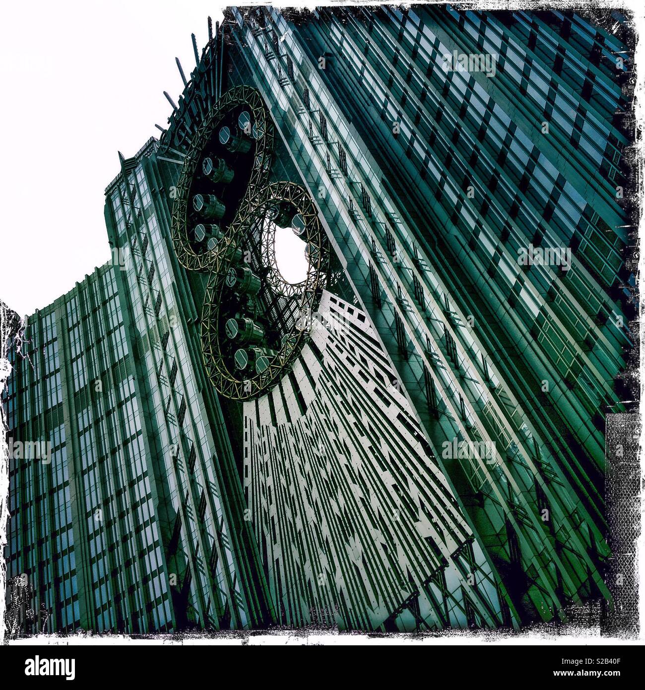 Die Golden Reel, erste Abbildung-8 Riesenrad der Welt, im Studio City Hotel, Casino und Einkaufszentrum, Macau. 8 ist eine Glückszahl in der chinesischen Kultur. - Smartphone-aufgenommenes Stockfoto