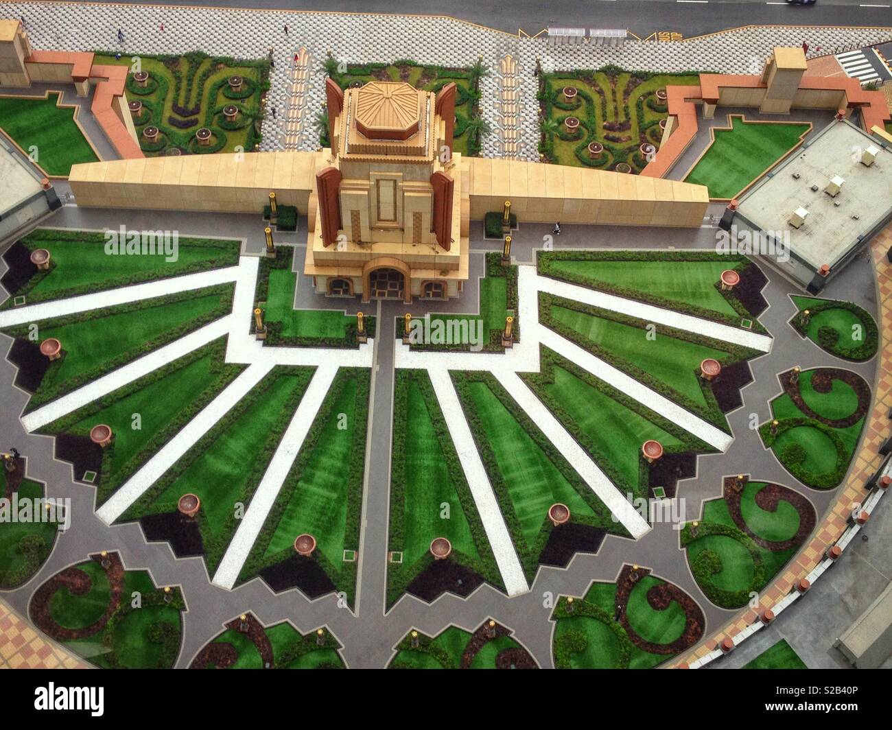 Die formalen Garten auf Ebene 3 des Studio City Hotel, Casino und Einkaufszentrum, Macau, aus dem Golden Reel, erste Abbildung-8 Riesenrad der Welt gesehen - Smartphone-aufgenommenes Stockfoto