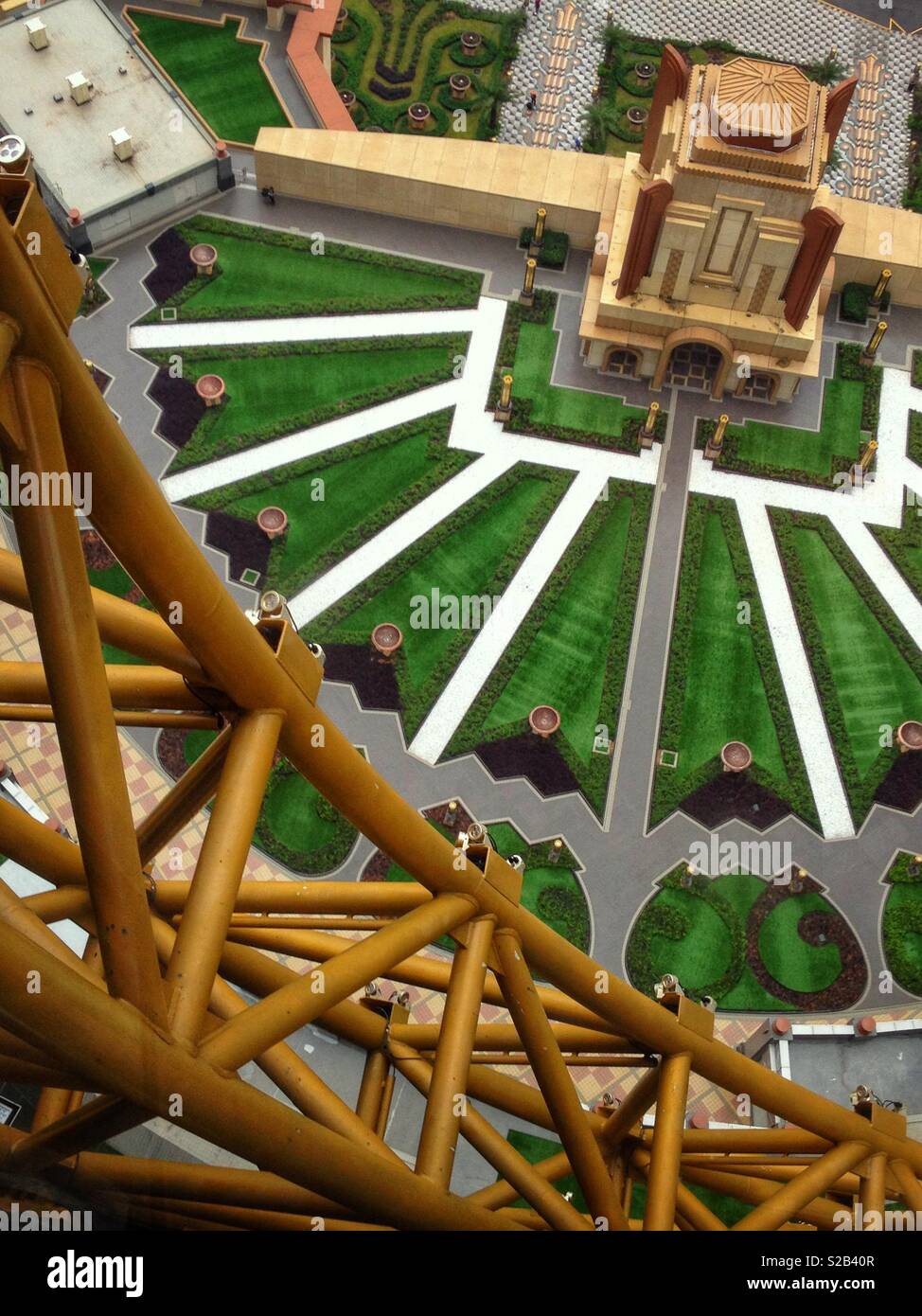 Die formalen Garten auf Ebene 3 des Studio City Hotel, Casino und Einkaufszentrum, Macau, aus dem Golden Reel, erste Abbildung-8 Riesenrad der Welt gesehen - Smartphone-aufgenommenes Stockfoto