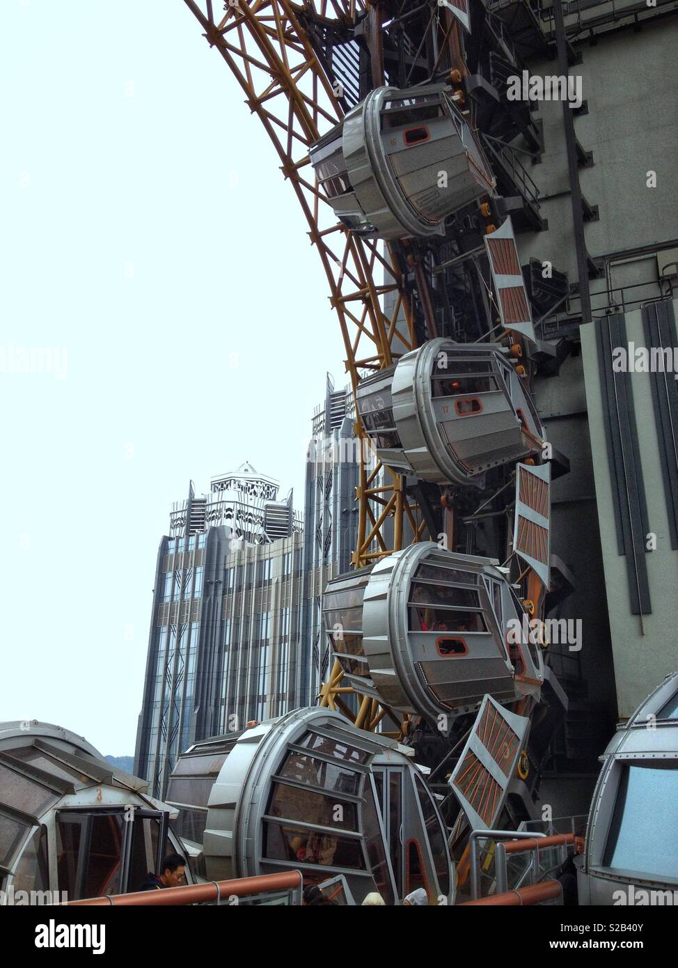 Die Golden Reel, erste Abbildung-8 Riesenrad der Welt, im Studio City Hotel, Casino und Einkaufszentrum, Macau. 8 ist eine Glückszahl in der chinesischen Kultur. - Smartphone-aufgenommenes Stockfoto