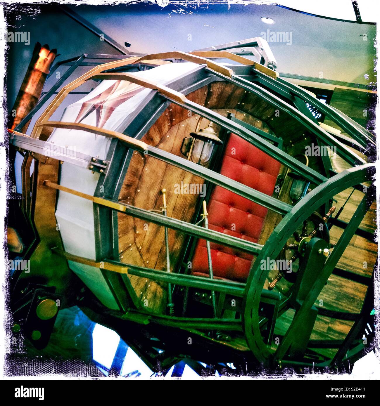 Eine stilisierte teampunk's "fliegende Maschine auf Anzeige an Studio City Hotel, Casino und Einkaufszentrum, Macau, China - Smartphone-aufgenommenes Stockfoto