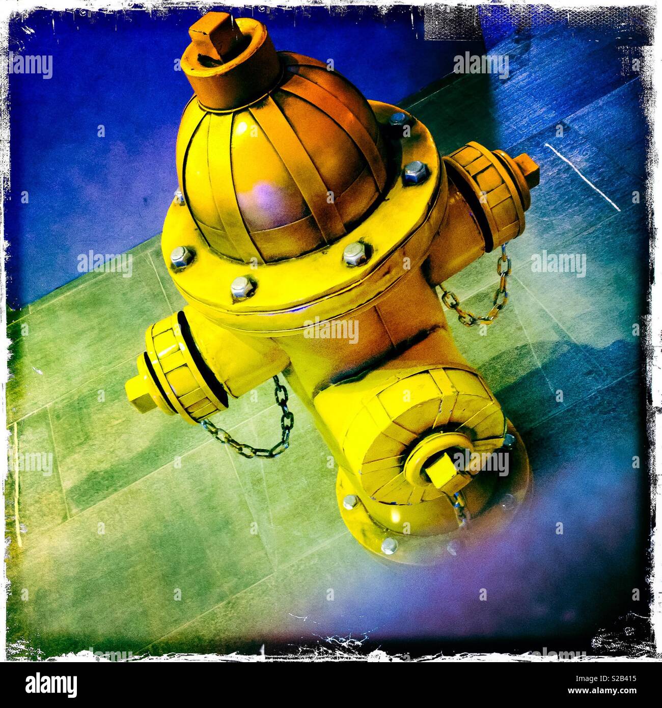 Eine Replik Hydrant in der boulevarde, Teil der Shopping Mall in Studio City Hotel, Casino und Einkaufszentrum, Macau, als amerikanischer Straße Landschaft gestaltet - Smartphone-aufgenommenes Stockfoto