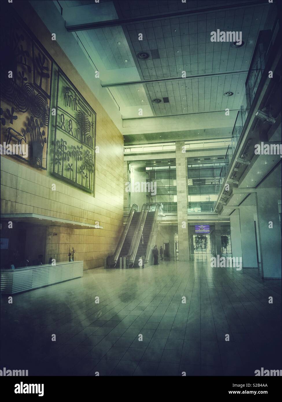 Der Innenraum des Cape Town International Convention Centre, Südafrika. - Smartphone-aufgenommenes Stockfoto