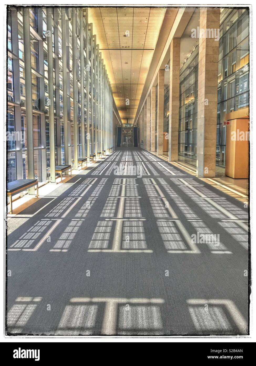 Der Innenraum des Cape Town International Convention Centre, Südafrika. - Smartphone-aufgenommenes Stockfoto