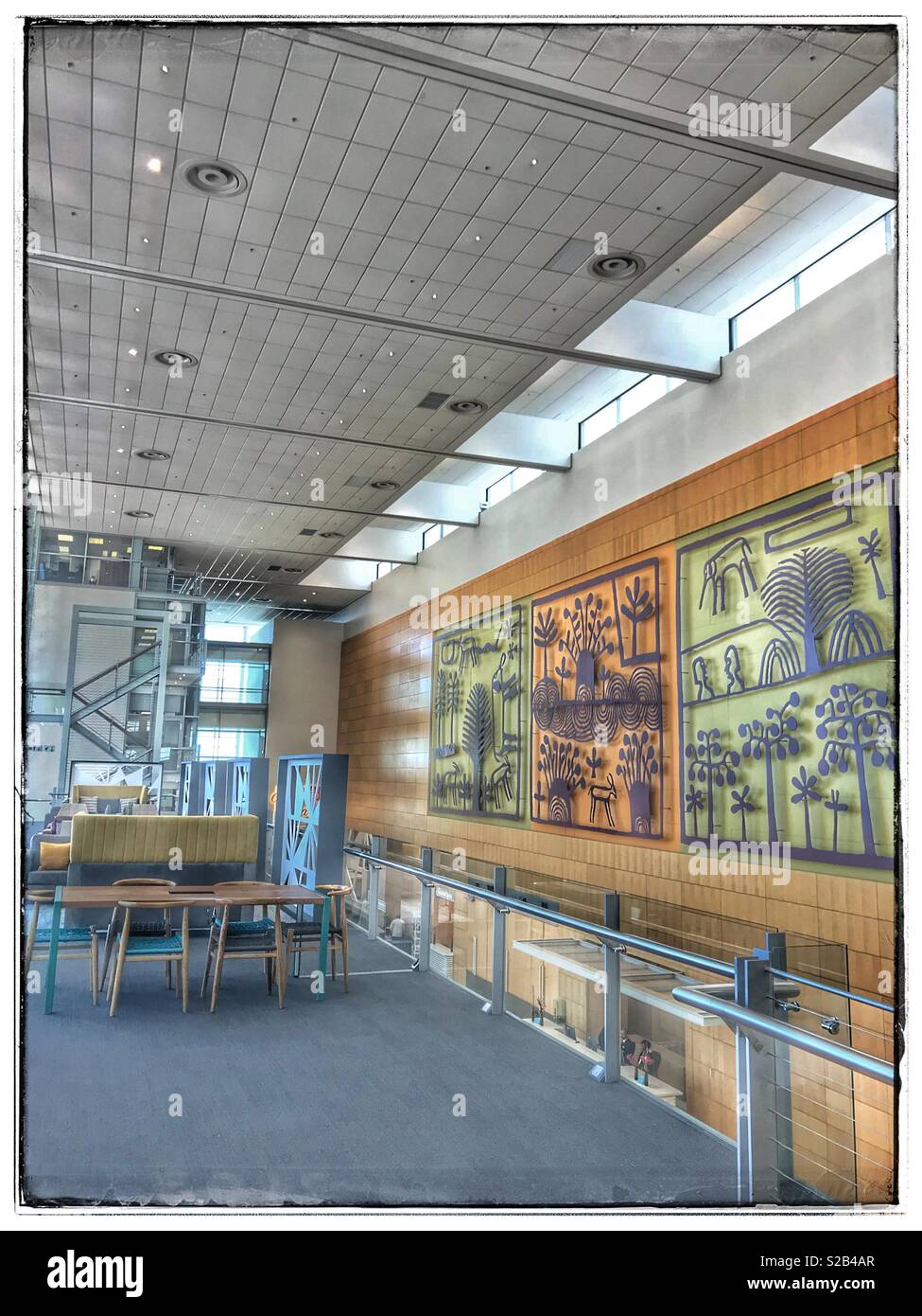 Der Innenraum des Cape Town International Convention Centre, Südafrika. - Smartphone-aufgenommenes Stockfoto