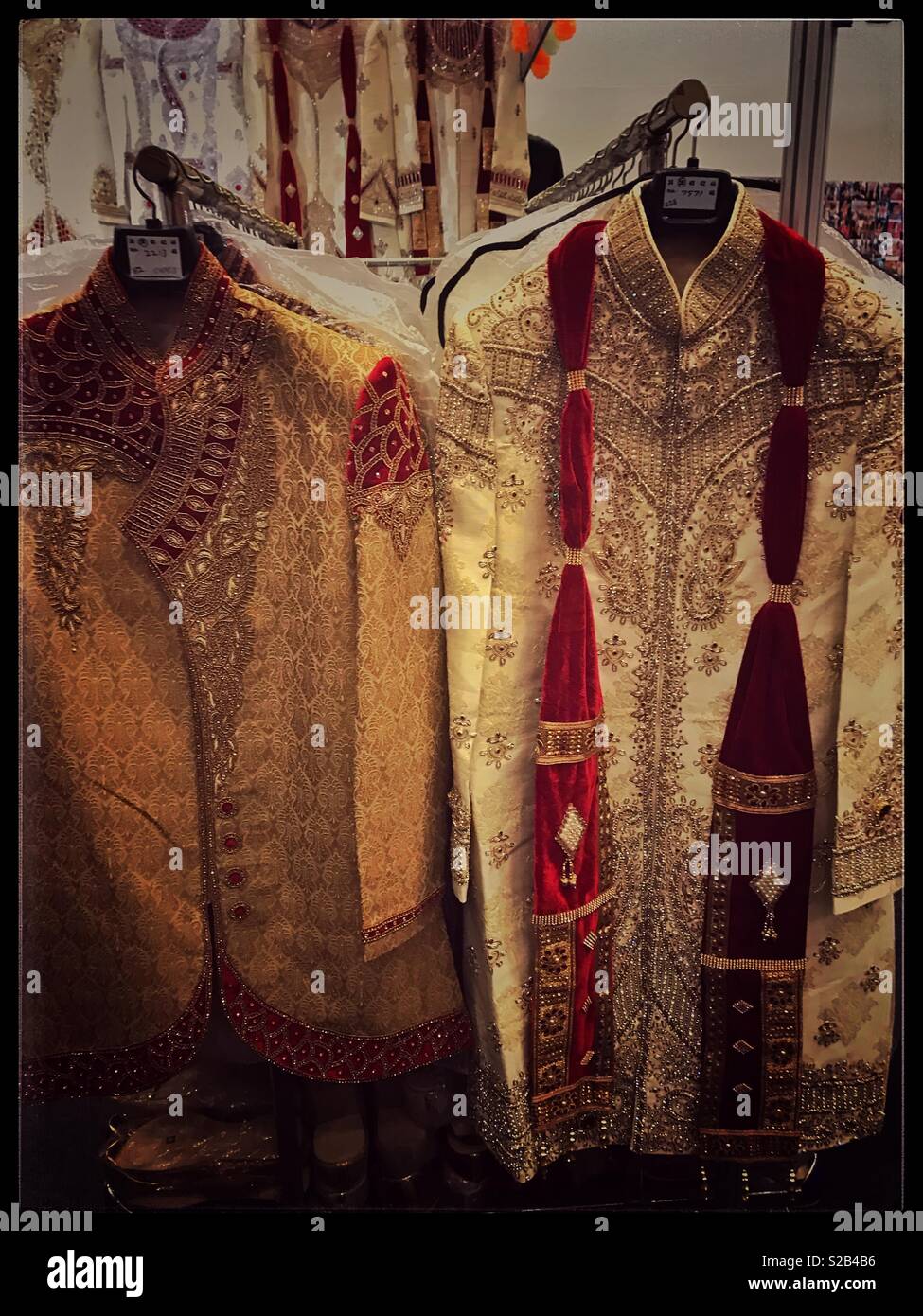 Schöne Hochzeit Outfits auf indischen Messe Expo. - Smartphone-aufgenommenes Stockfoto