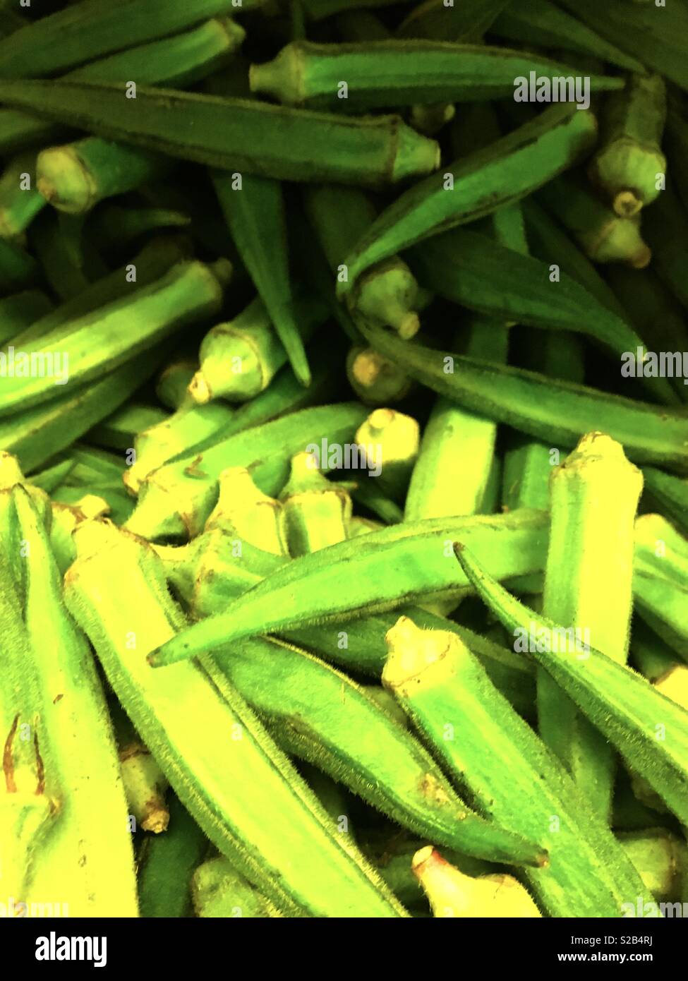 Frische okra in einem asiatischen Supermarkt in London Stockfoto