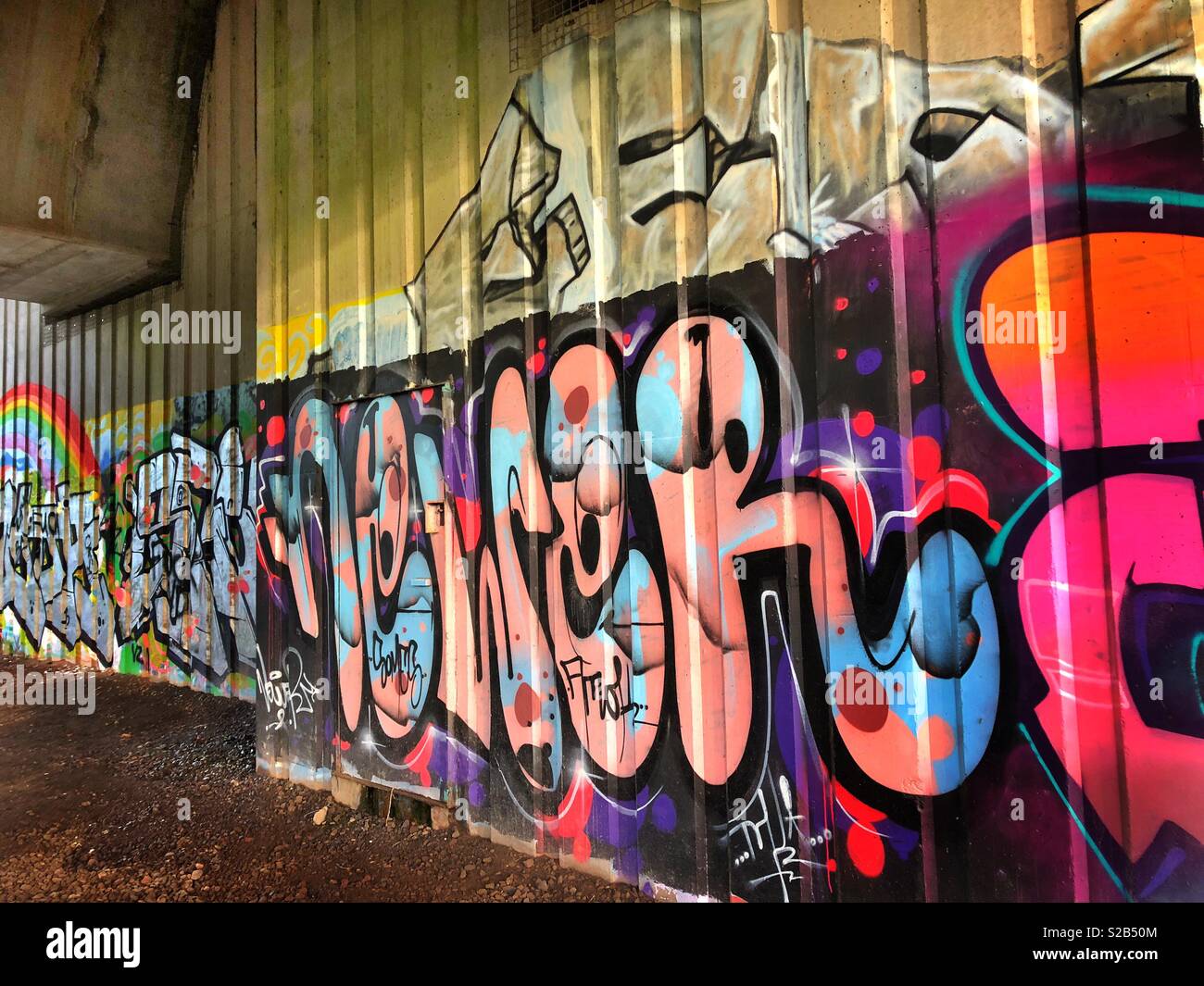 Graffiti unter einer Brücke. Stockfoto