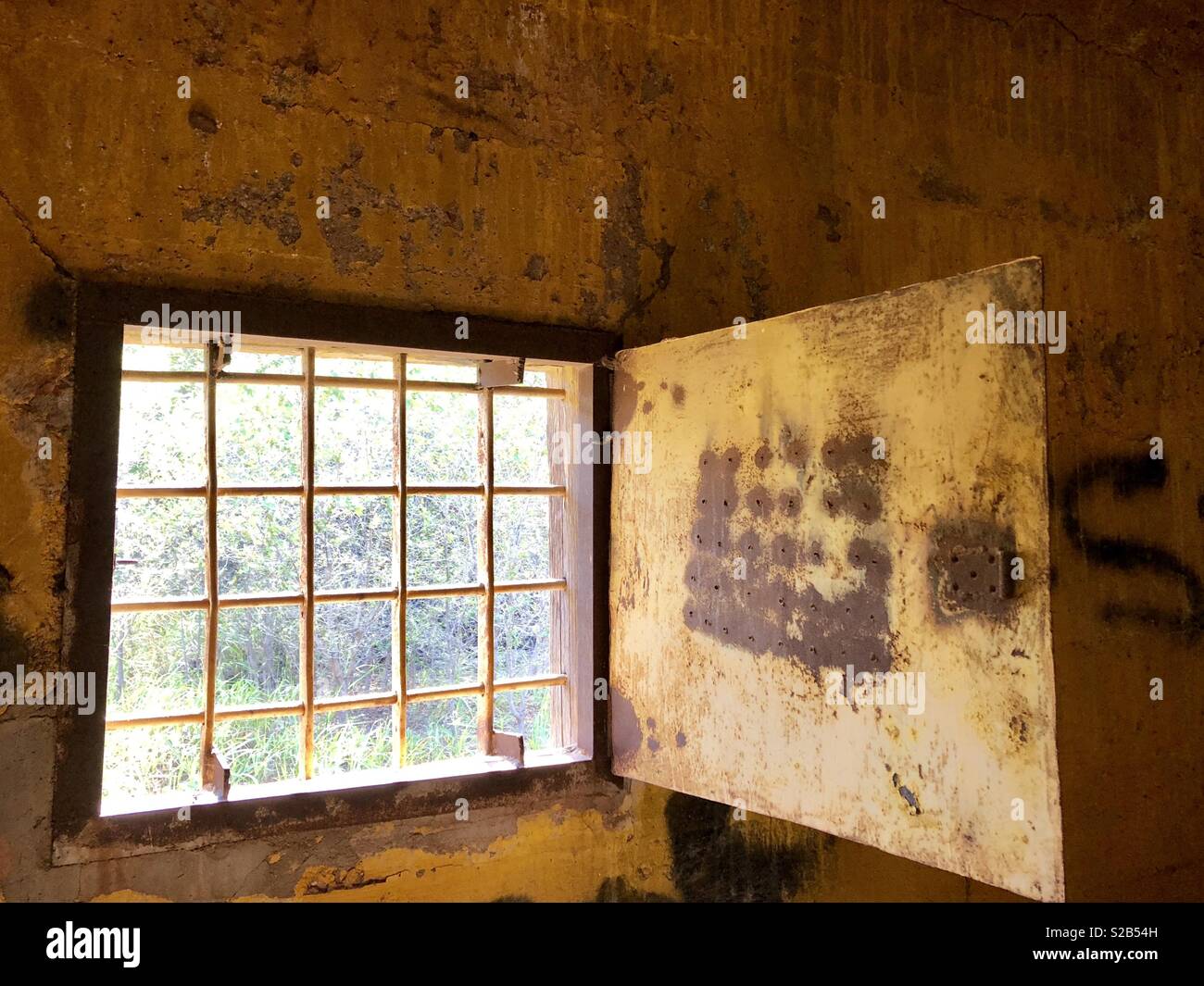Alte vergitterten Fenster in verlassenen Gefängnis Stockfoto