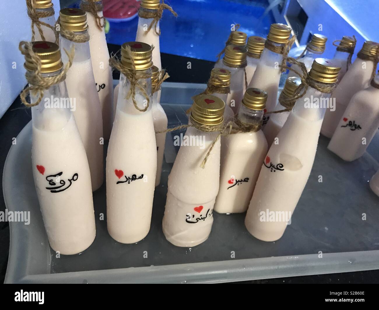 Party Idee: Party Drinks für Freunde, personalisierten Flaschen mit milchshake und jede Flasche gefüllt ist mit bestimmten Namen in arabischer Sprache gedruckt Stockfoto