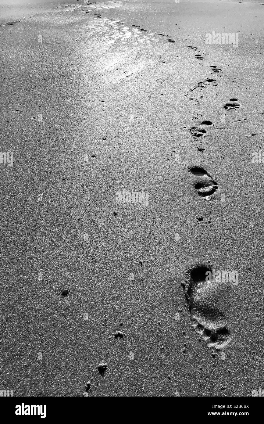 Menschliche fußabdrücke Schwarzweiß-Stockfotos und -bilder - Alamy