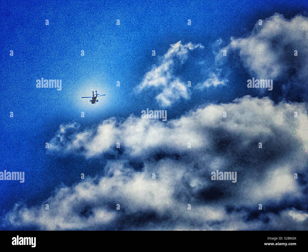 Army Air Corp Apache Helikopter auf einem Ausbildungsflug über Rendelsham Wald, Suffolk, England. - Smartphone-aufgenommenes Stockfoto