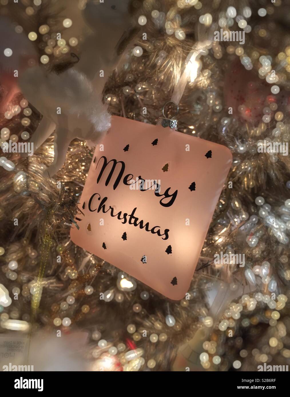 Merry Christmas ornament hängen in einem Weihnachtsbaum, USA - Smartphone-aufgenommenes Stockfoto