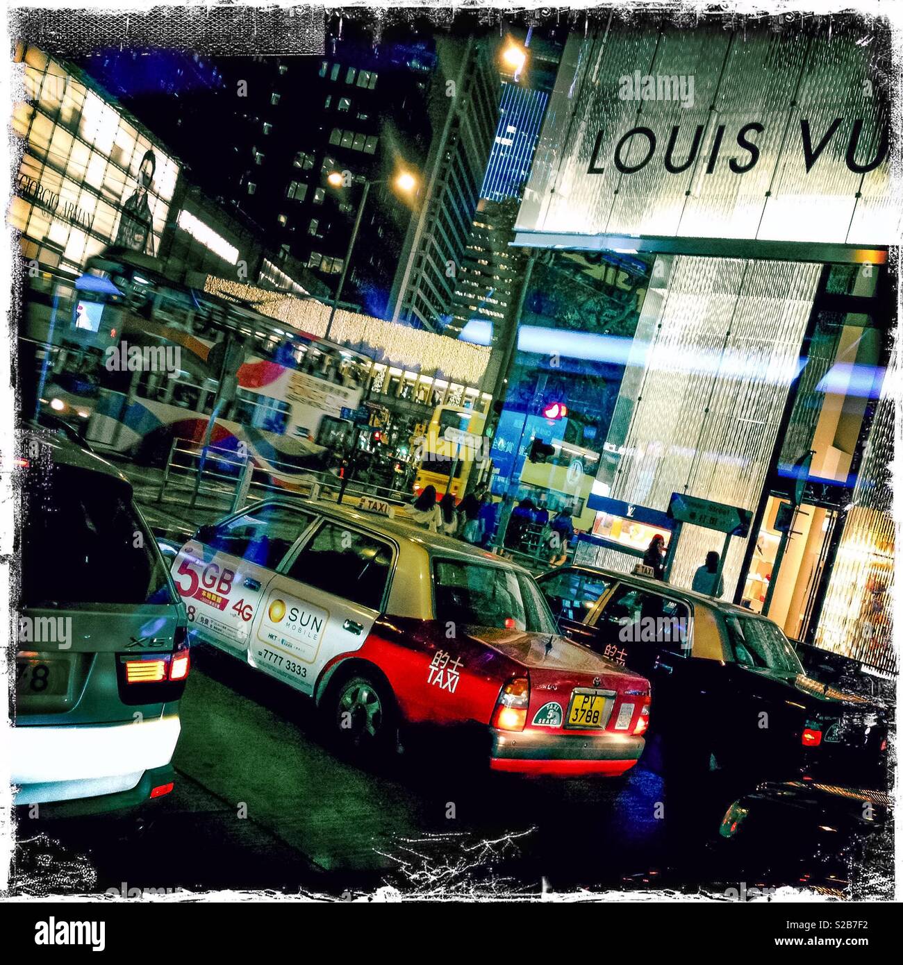 Abends Verkehr in Central, Hong Kong Island - Smartphone-aufgenommenes Stockfoto