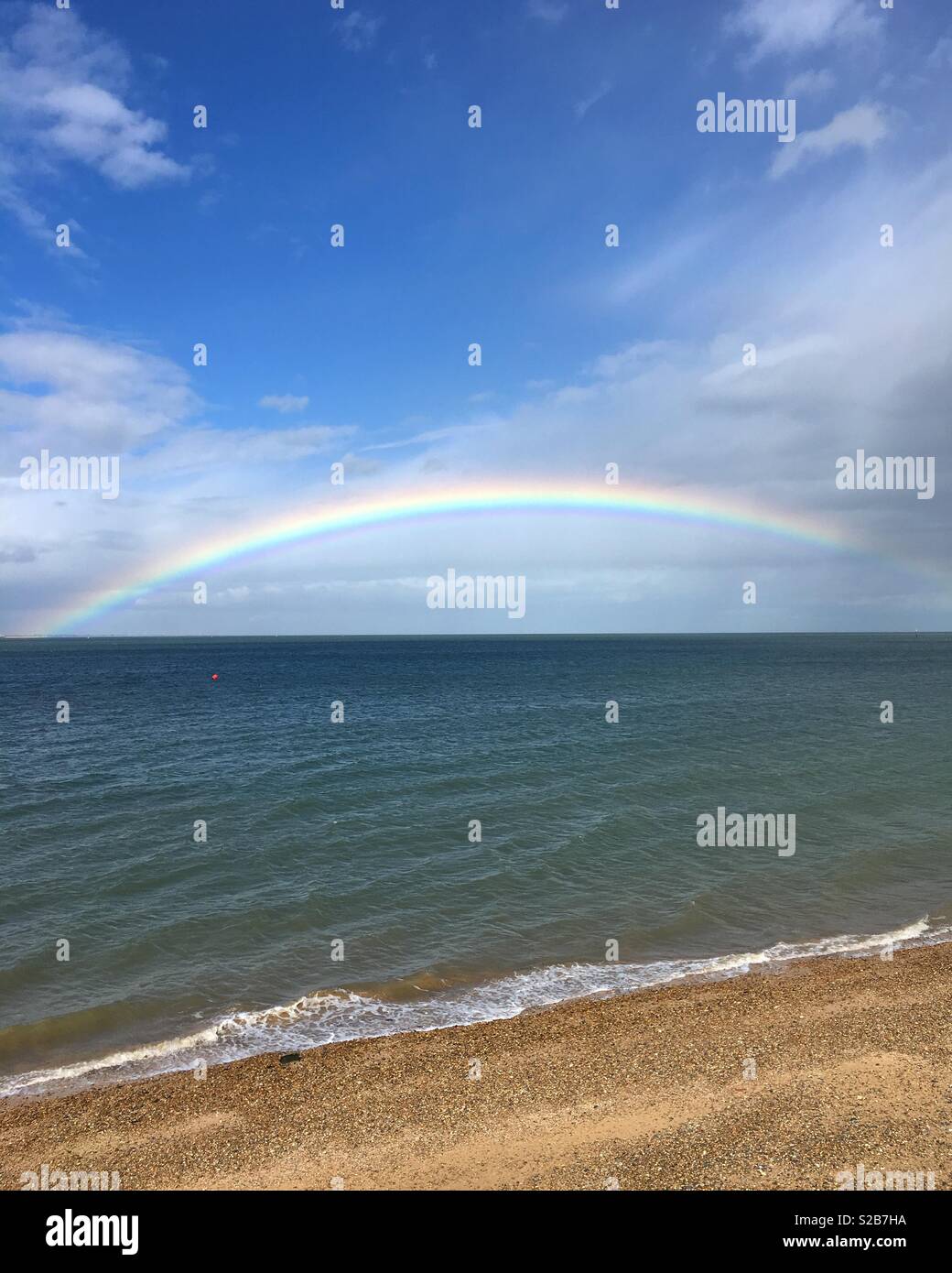 Regenbogen auf dem Meer Stockfoto