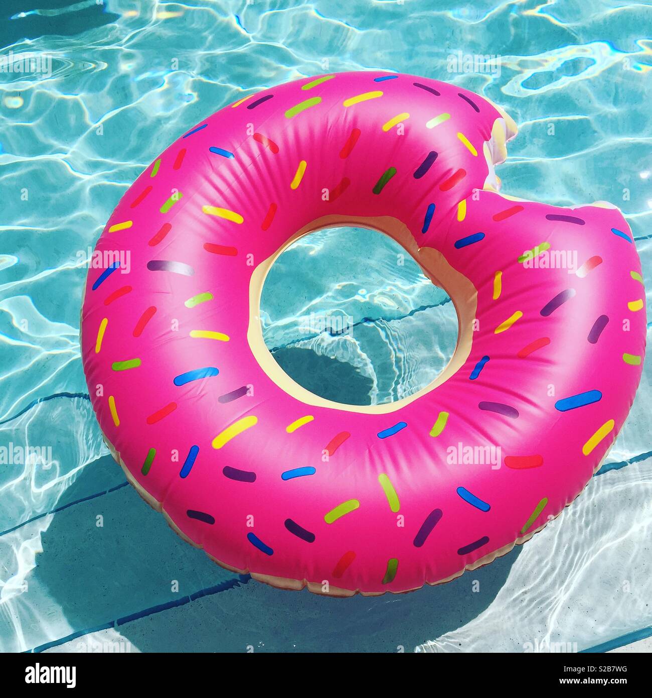 Donut pool schwimmen im Pool Stockfoto