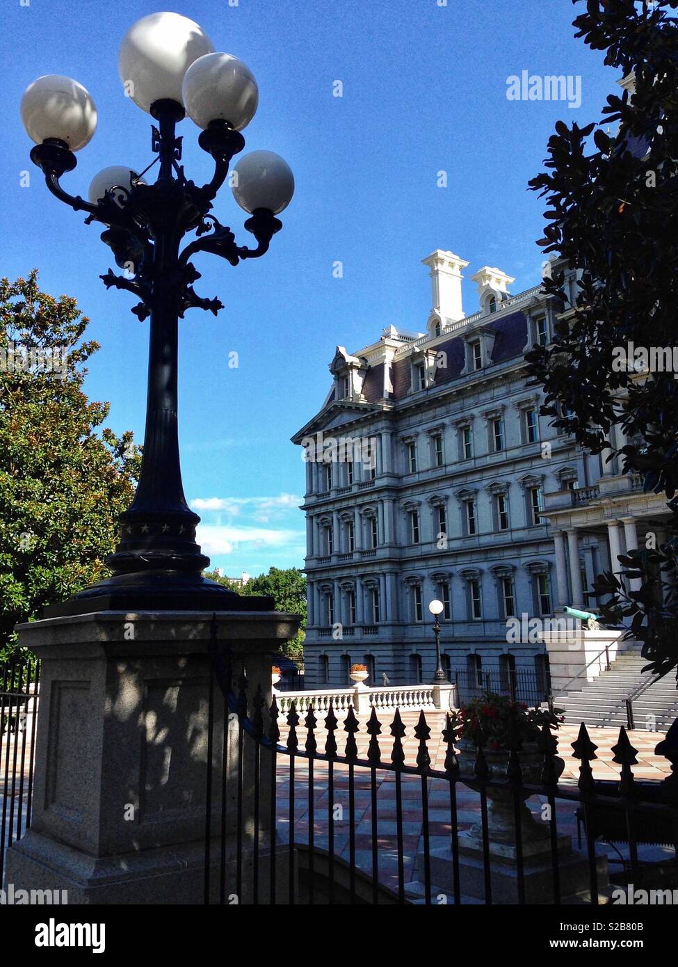 Gebäude und Straßenlaterne in Washington, D.C. Stockfoto