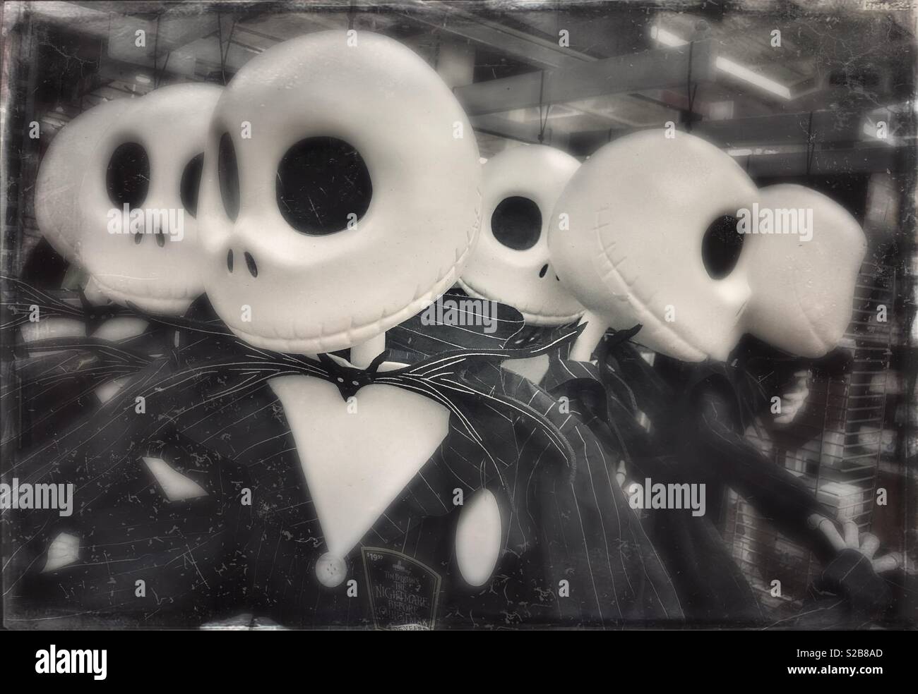 Anzeige von Halloween Dekorationen - Smartphone-aufgenommenes Stockfoto