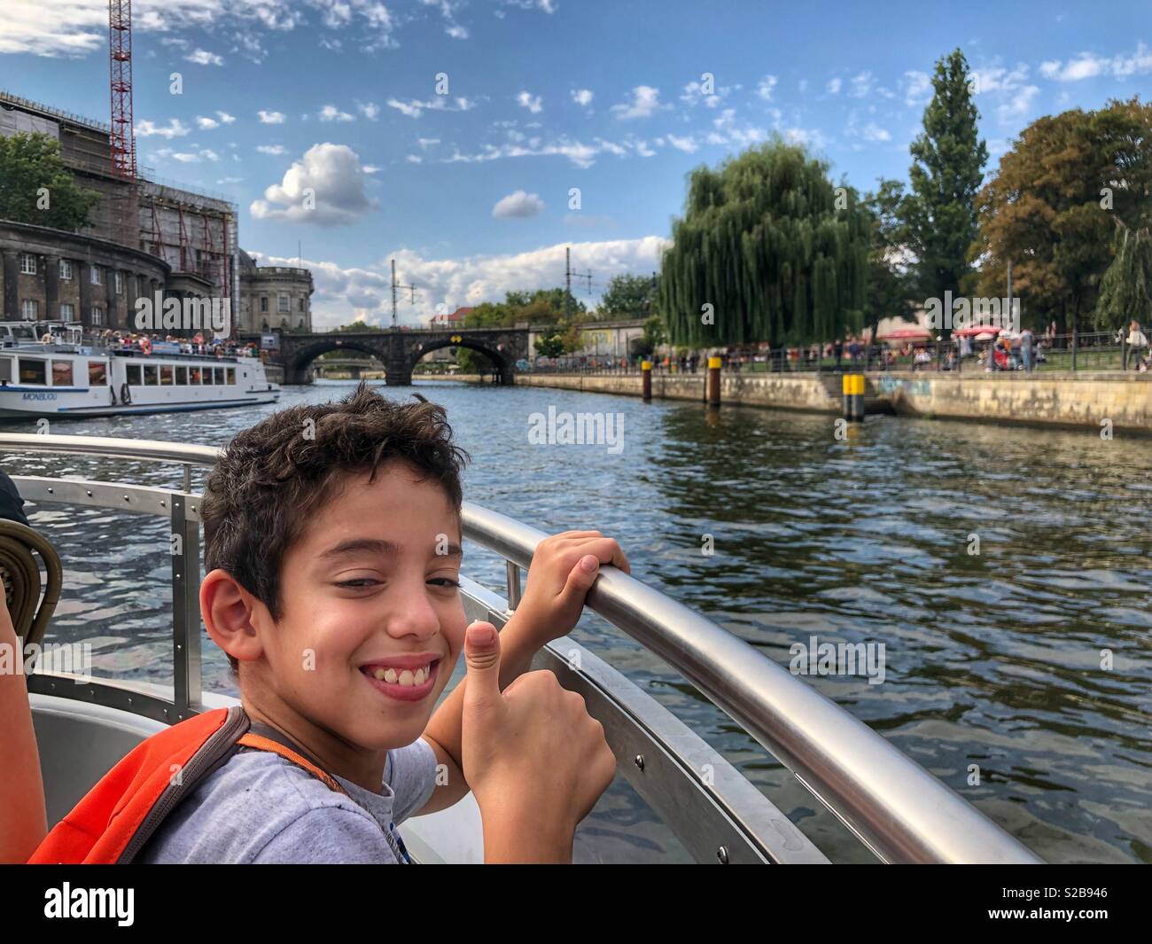 10 Jahre junge genießen Spree Kreuzfahrt Berlin Deutschland - Smartphone-aufgenommenes Stockfoto