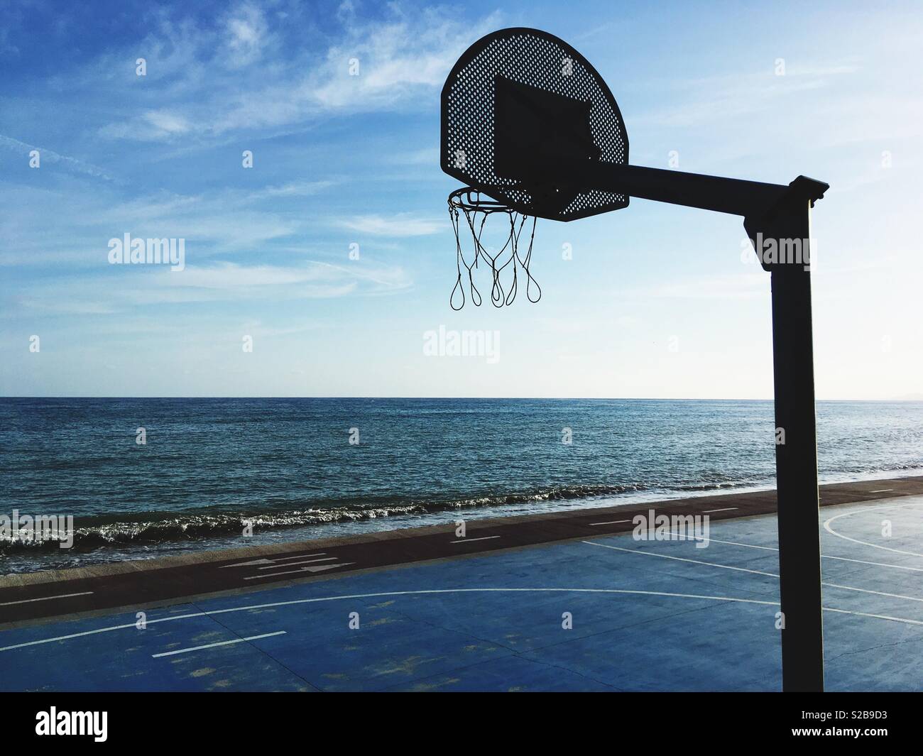 Baskettballplatz draußen Neben dem Mittelmeer, Cambrils, Katalonien, Spanien Stockfoto