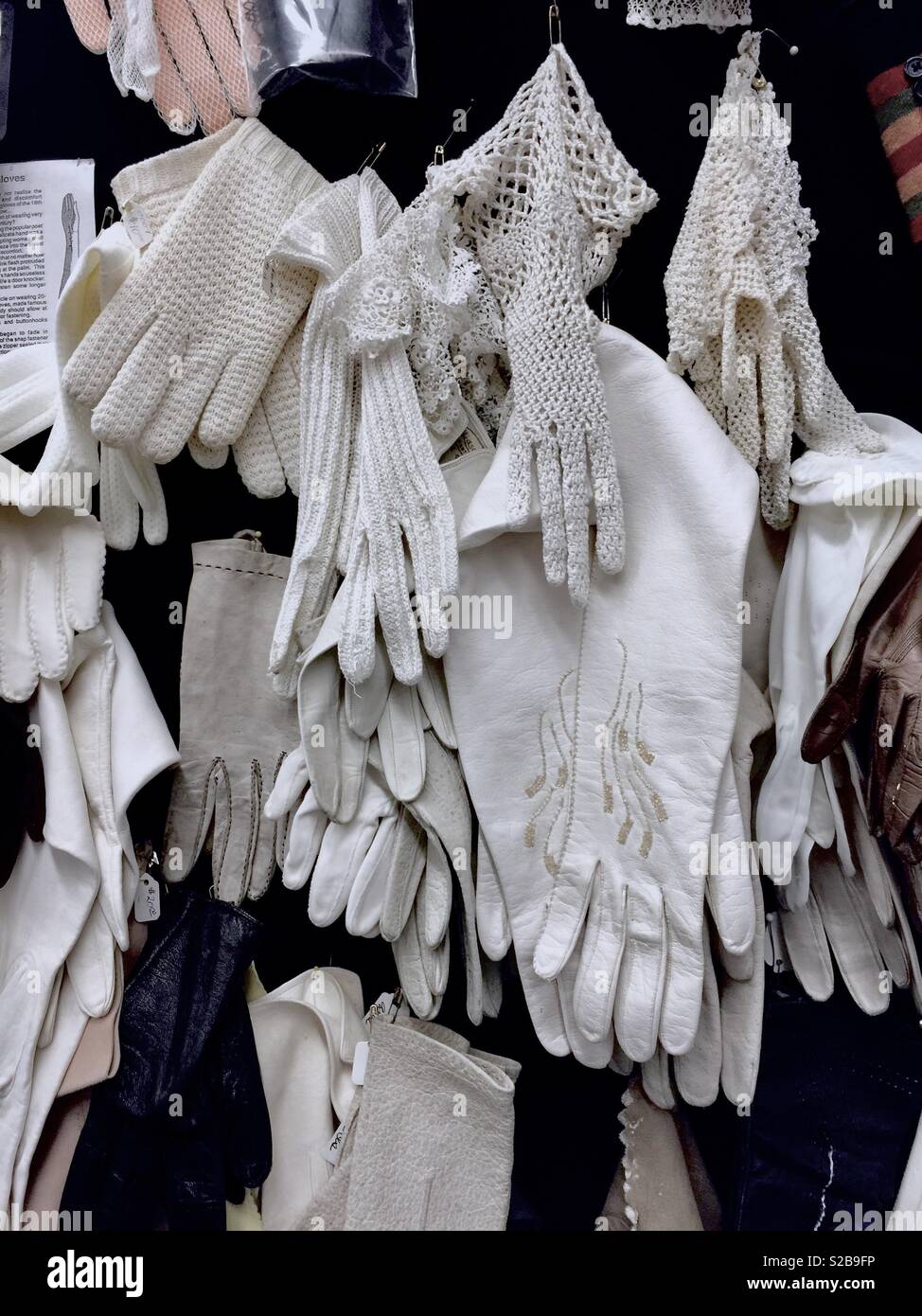 Vintage White formell Kleid Damenhandschuhe ausgestellt. Stockfoto