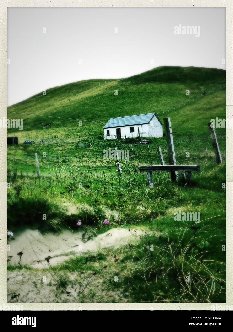 Scheune und Holm in Western Isles, Schottland im September Stockfoto