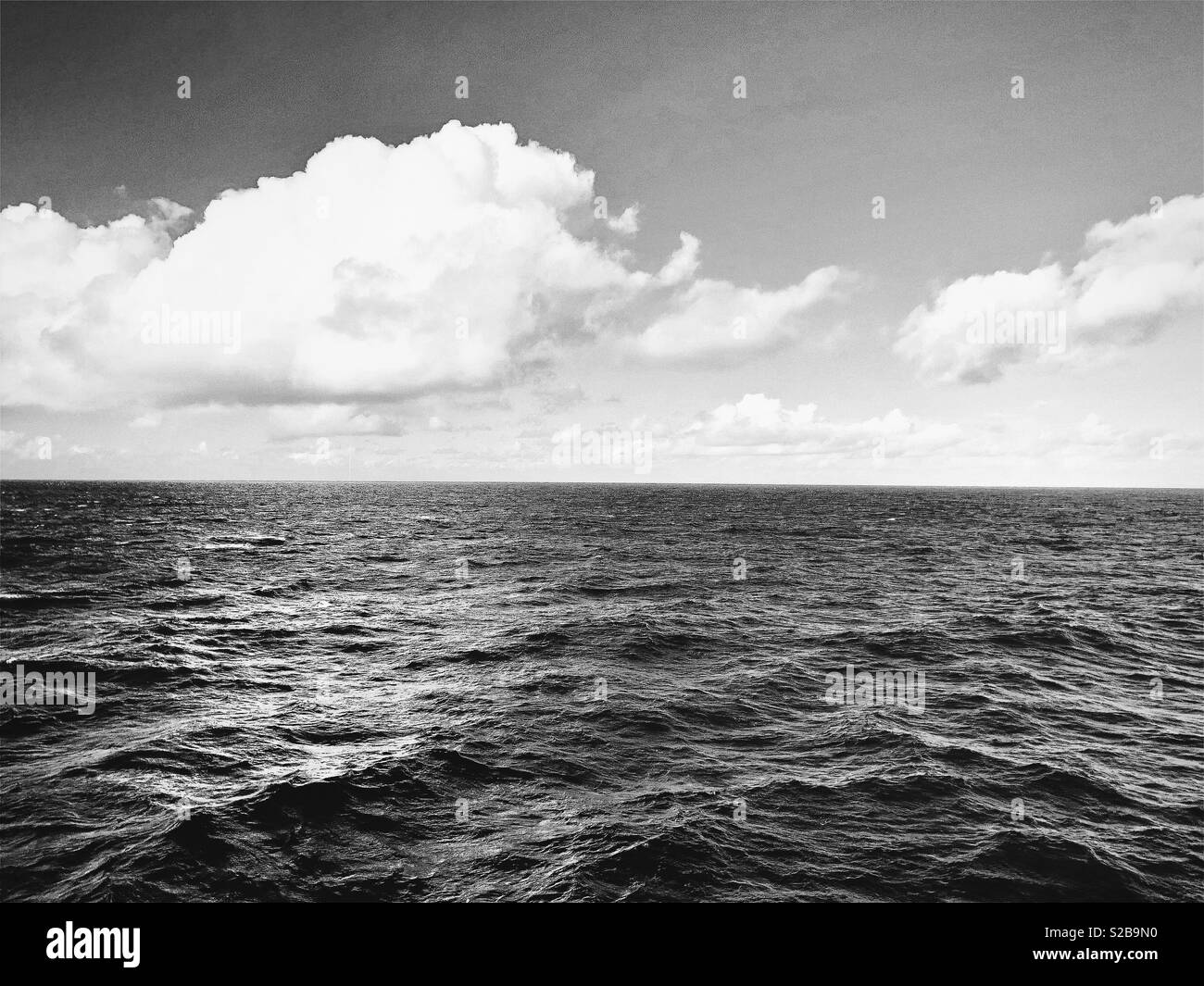 Meer überquert, den Minch, zwischen Stornoway und Ullapool in Schottland im September. Wolken, Meer, Himmel. Stockfoto