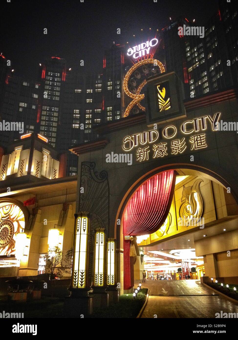 Studio City Hotel, Casino und Einkaufszentrum, Macau, mit dem Golden Reel, erste Abbildung-8 Riesenrad der Welt. 8 ist eine Glückszahl in der chinesischen Kultur. - Smartphone-aufgenommenes Stockfoto