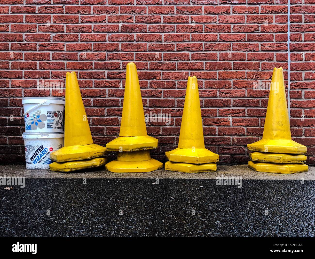 Auto vorbei ein gelbes Blinklicht auf einem Kegel in Baustellen im  Vereinigten Königreich Stockfotografie - Alamy