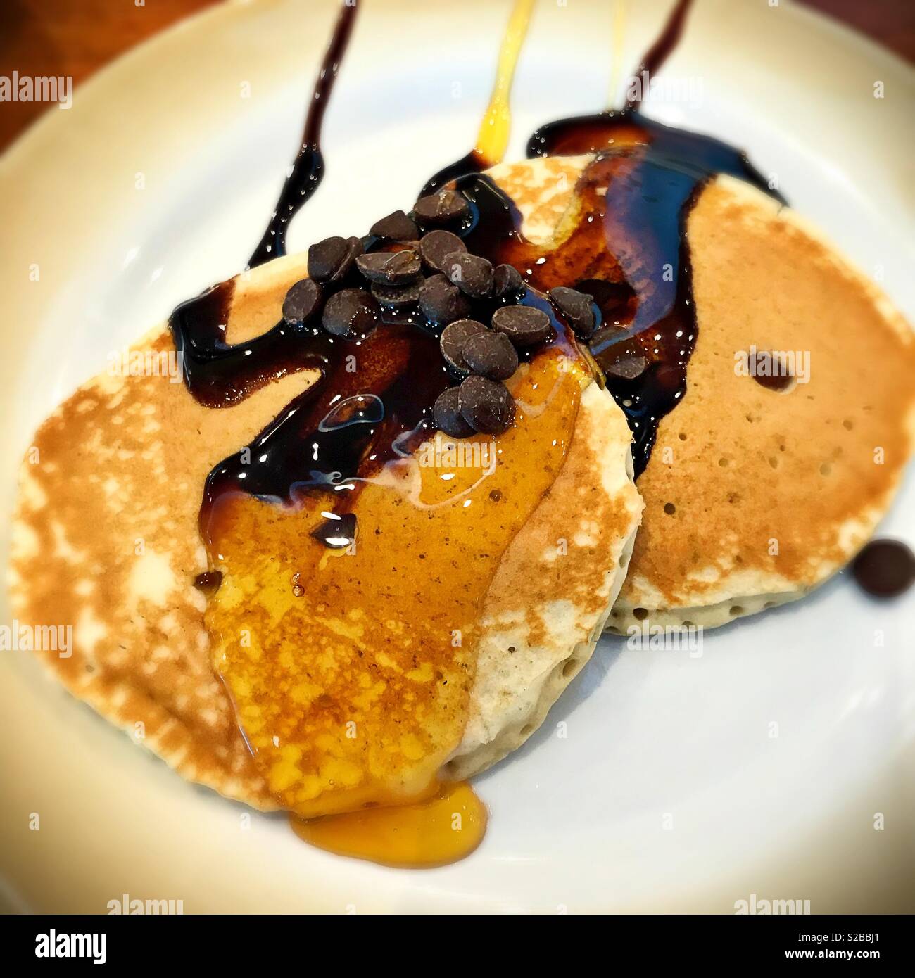 Pfannkuchen mit Sirup mit Chocolate Chips zum Frühstück Stockfoto