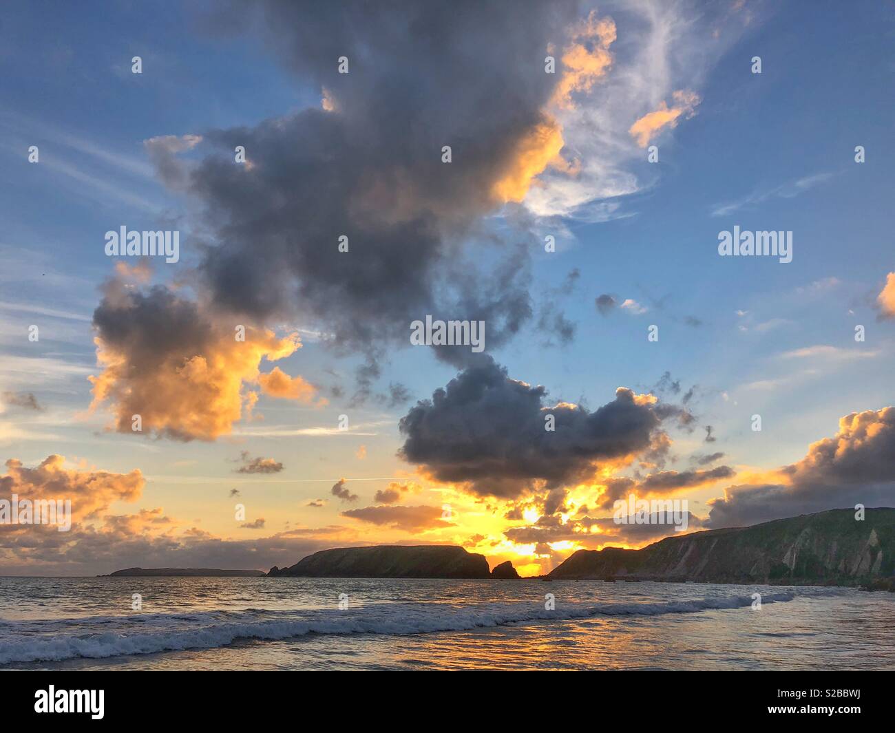 Große Abend Himmel über Gateholm und Skomer Inseln, von Marloes, Pembrokeshire, West Wales. Ende September. Stockfoto