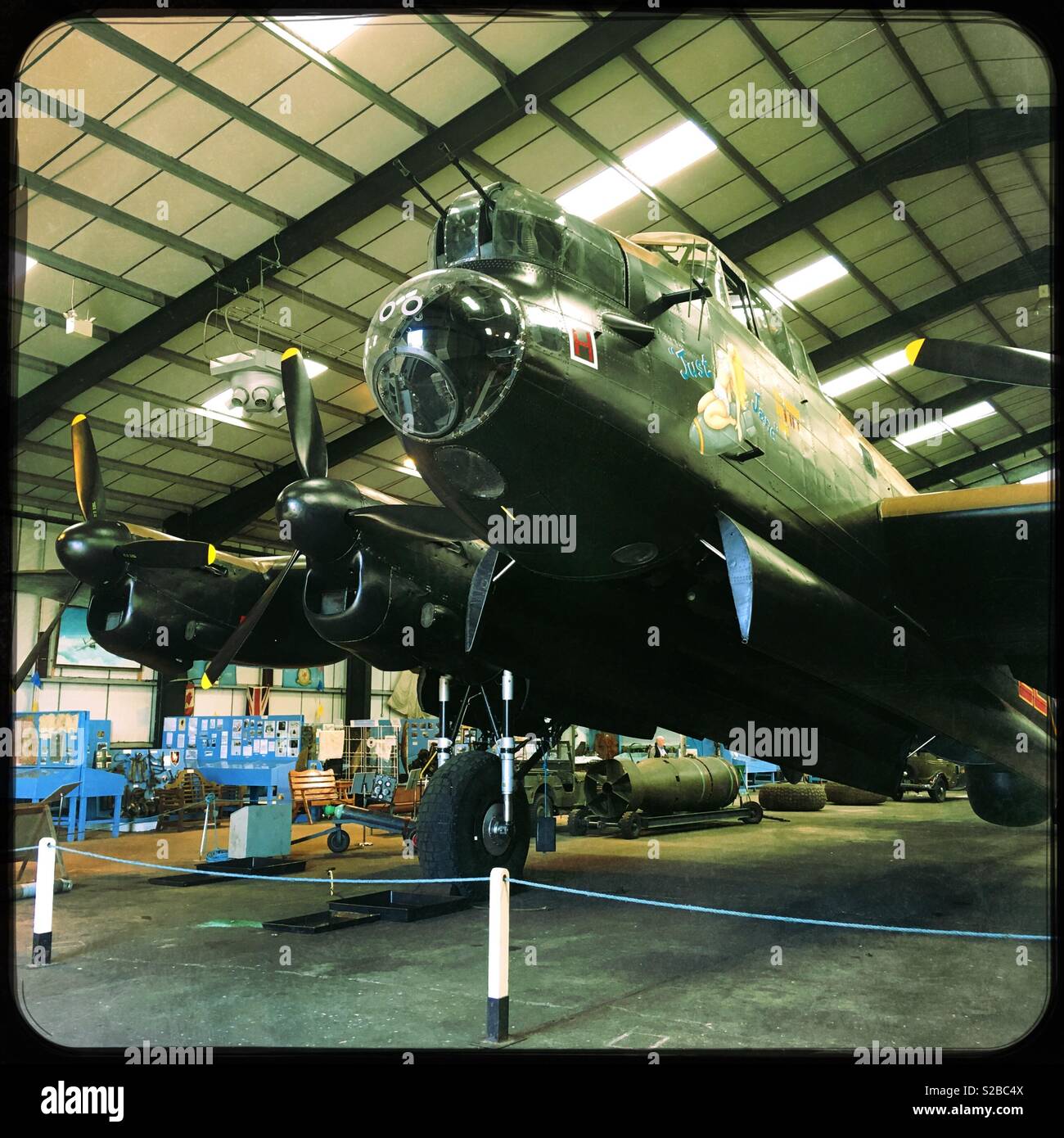 Avro Lancaster B Mk VII, „Just Jane“, Bomberflugzeug. Lincolnshire Aviation Heritage Centre, East Kirkby, Lincs, Großbritannien. - Smartphone-aufgenommenes Stockfoto