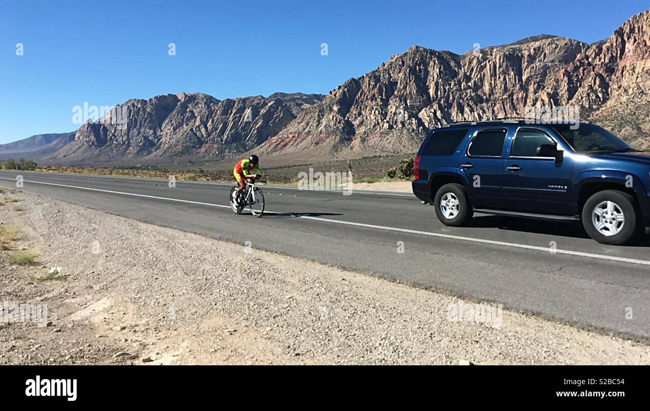Radfahrer auf einer Time Trial Bike im Red Rock Canyon, Las Vegas, Nevada Stockfoto