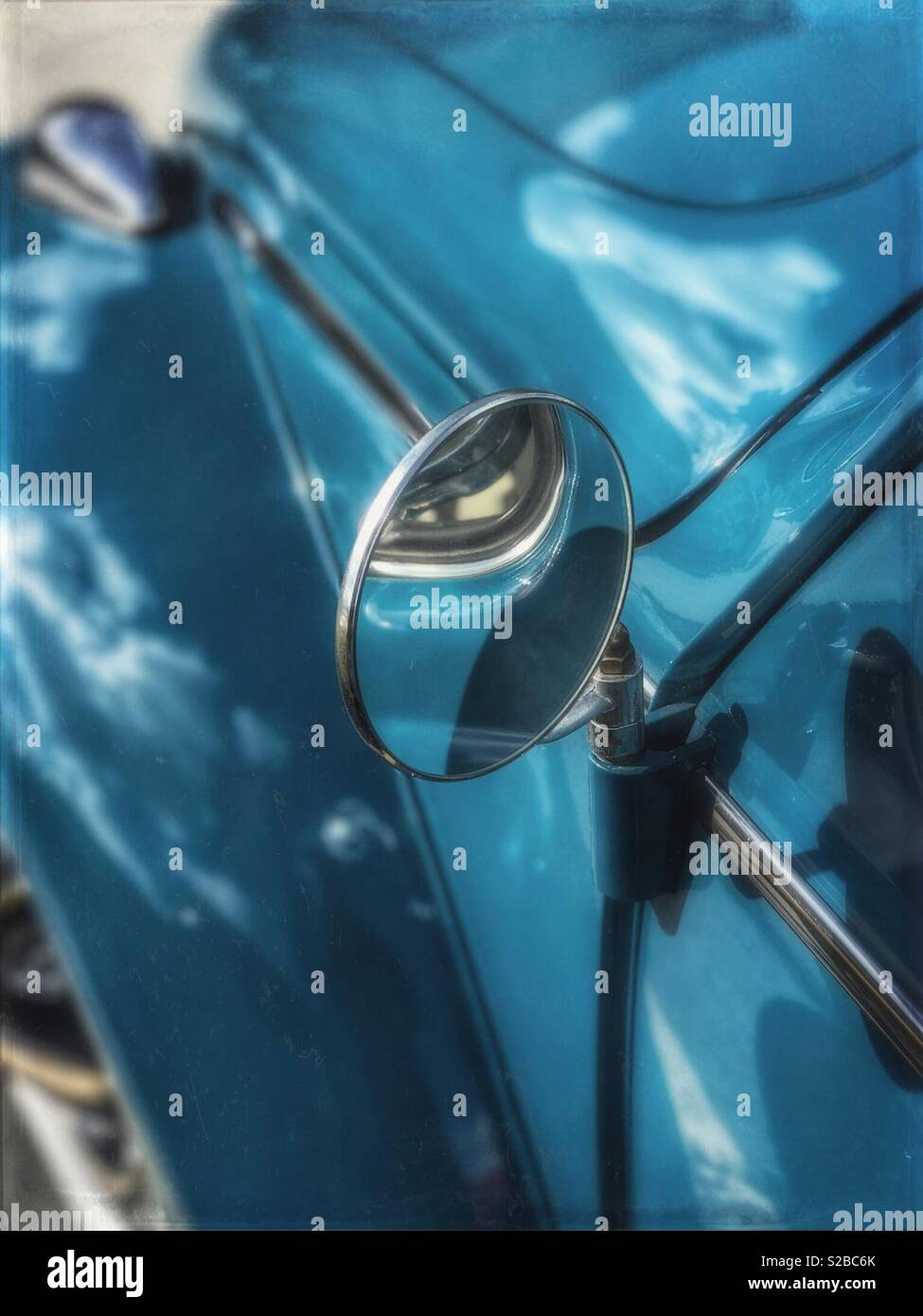 Vintage Blau Volkswagen Käfer Außenspiegel - Smartphone-aufgenommenes Stockfoto