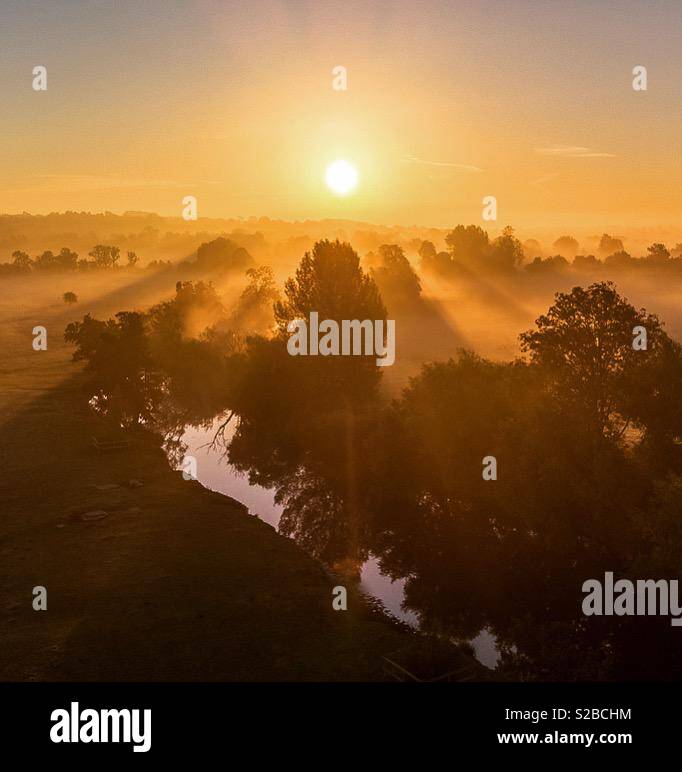 Luftaufnahme von Nebel über Felder am Fluss Stour, Dedham bei Sonnenaufgang. - Smartphone-aufgenommenes Stockfoto