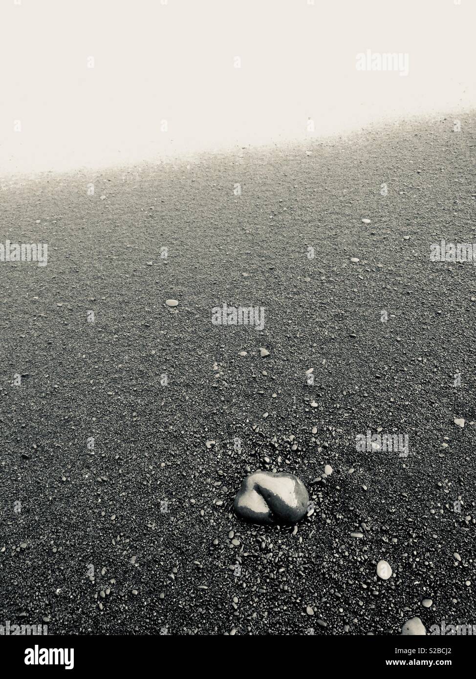 Einsamen Felsen auf schwarzen Sands Beach in Vik, Island Stockfoto