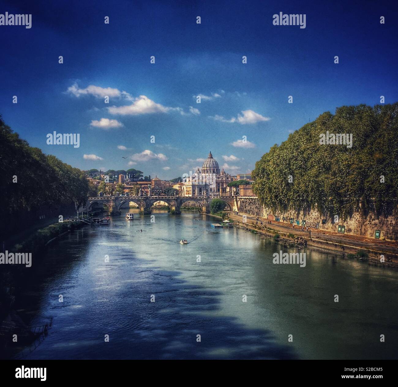 Den Petersdom und Vatikan Stadt aus einer Brücke über den Tiber gesehen Stockfoto