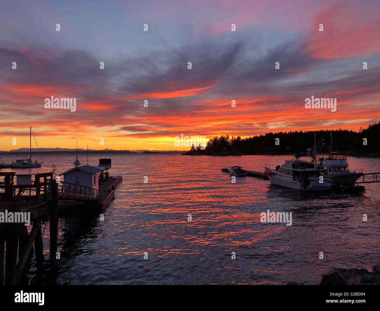Sonnenuntergang über Vancouver Island aus Lund Marina gesehen Stockfoto