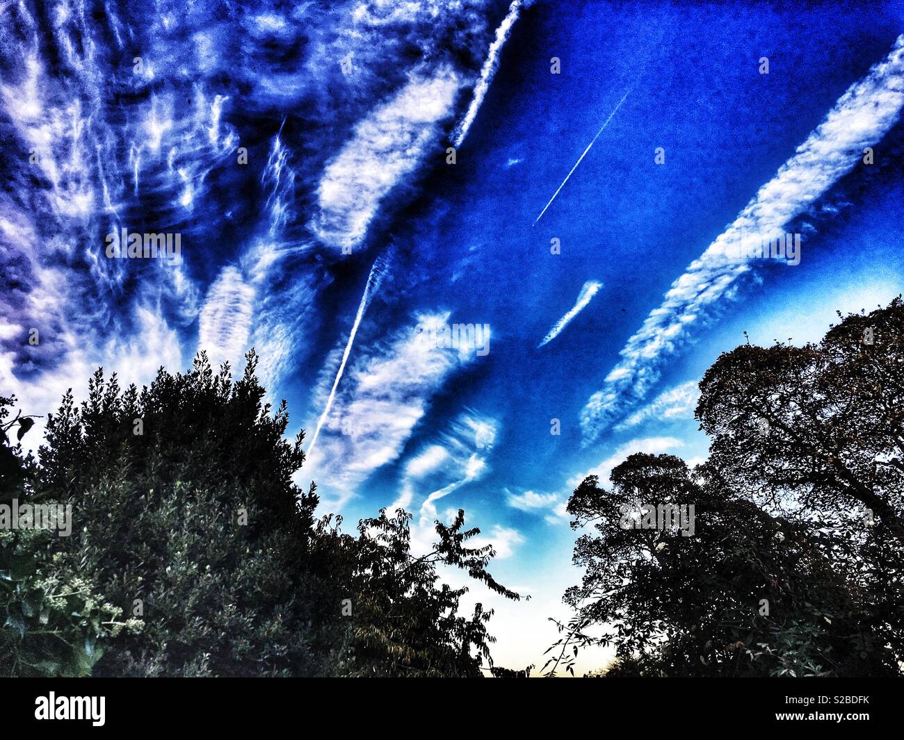 Flugzeug Kondensstreifen über Suffolk England - Smartphone-aufgenommenes Stockfoto