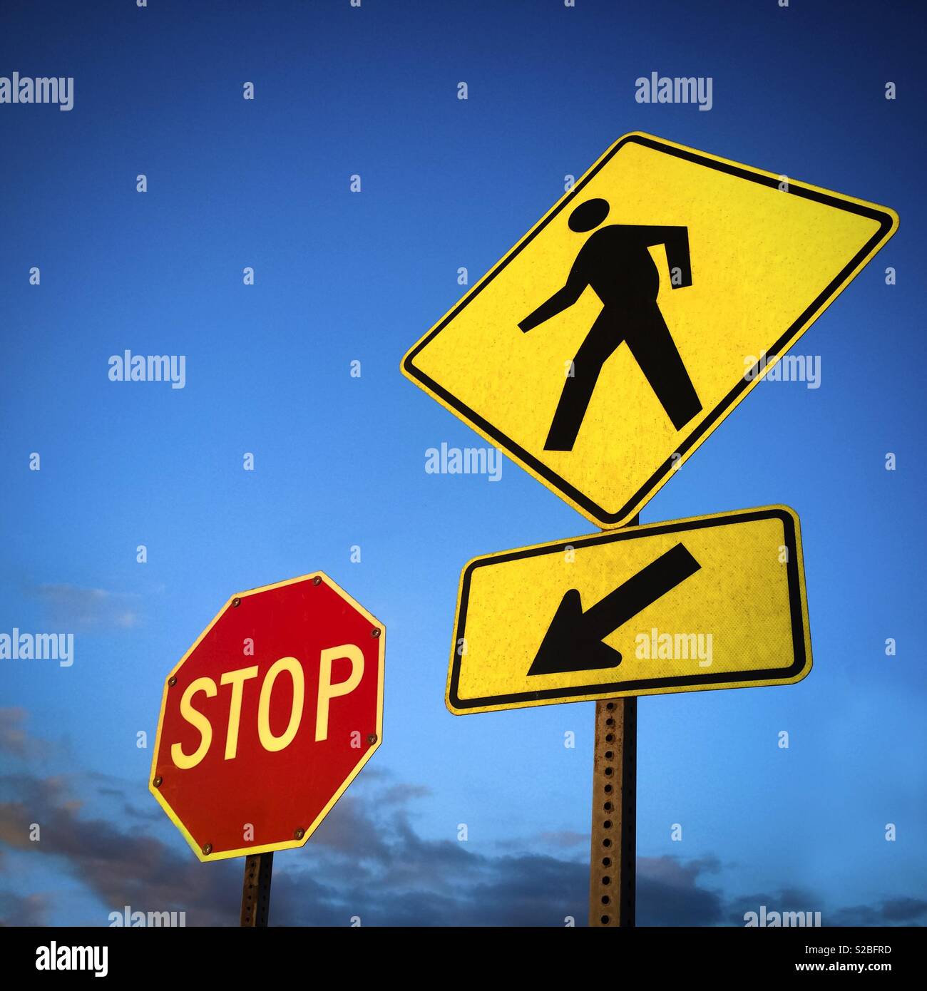 Fußgängerüberweg Spaziergang Zeichen verweist auf eine Stop-Schilder Stockfoto