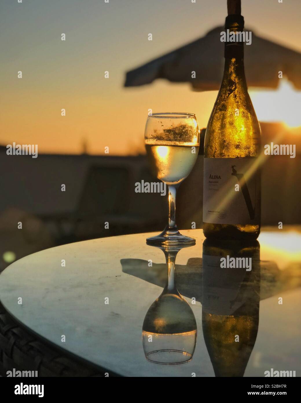 Ein Glas Wein bei Sonnenuntergang Stockfoto