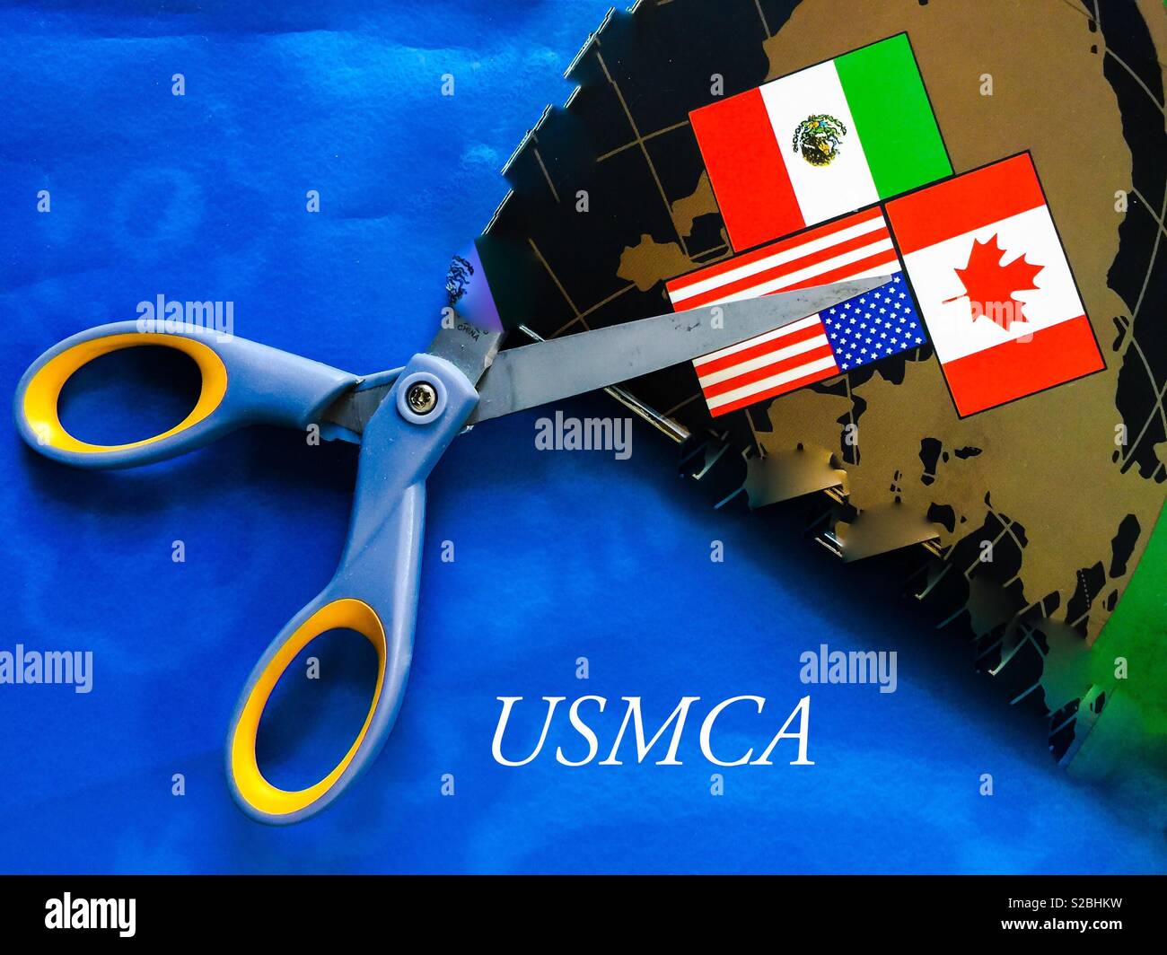 Die neue NAFTA: Konzeptionell. Jetzt USMCA genannt. Alte Vereinbarung wird zerschnitten. Zeigt Zerstörung, kreative Zerstörung, Schreddern. Der größte Handelsblock der Welt. Visualisierung. Stockfoto