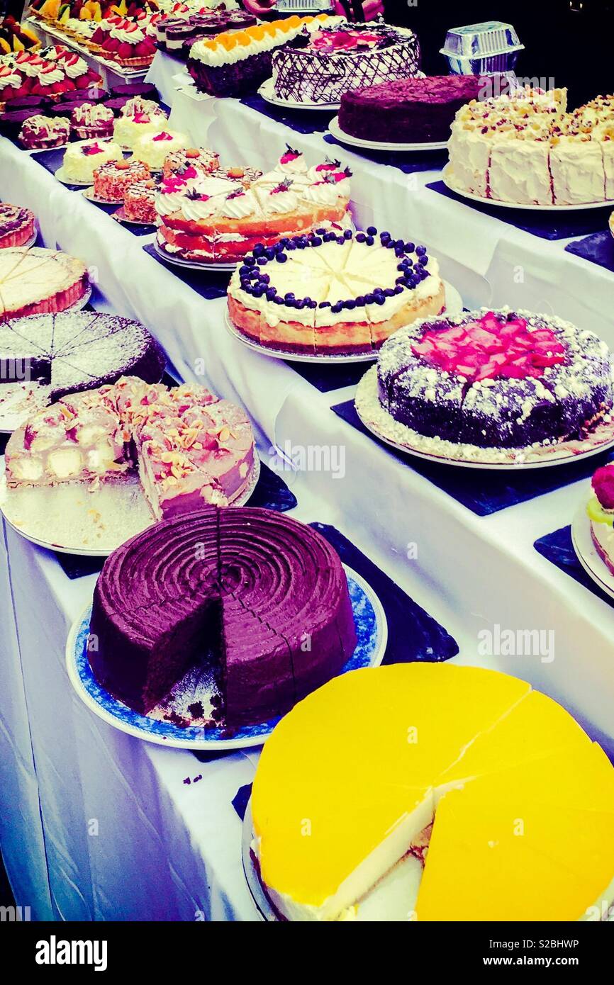 Hausgemachte Kuchen auf einem Marktstand Stockfoto