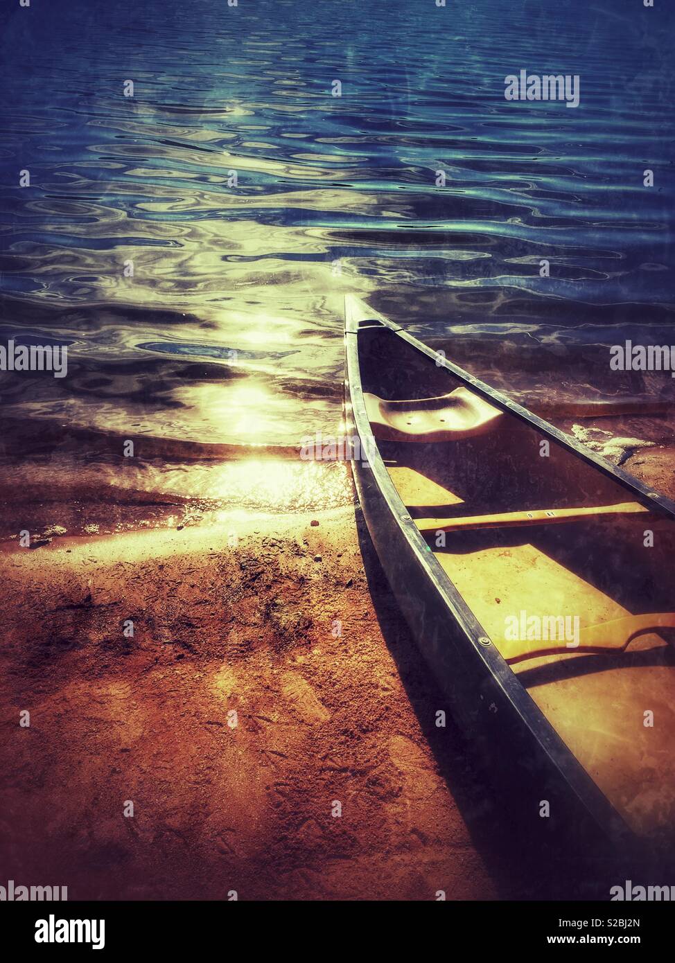 Kanu am Seeufer Stockfoto