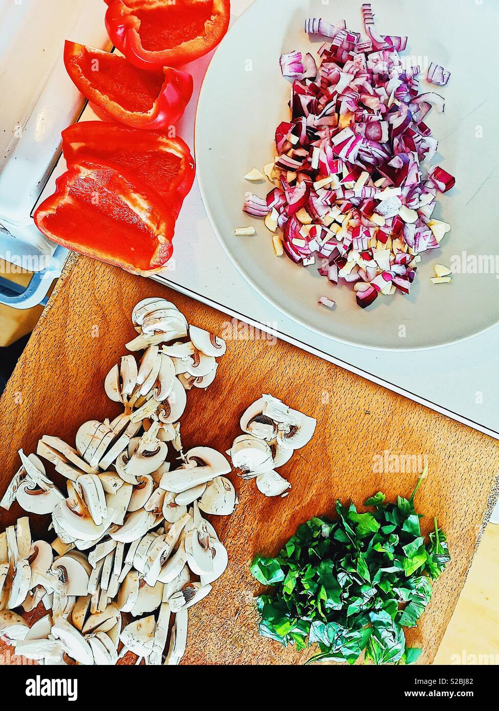 Frische Zutaten - Pilze, Basilikum, Paprika, rote Zwiebel Stockfoto
