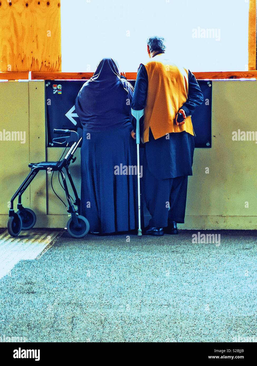 Senior muslimischen Mann und Frau gemeinsam mit Gehhilfe und Spazierstock, Schweden - Smartphone-aufgenommenes Stockfoto