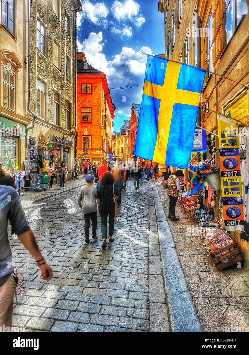 Schwedische Flagge auf Vasterlanggatan, Gamla Stan, Stockholm, Schweden fliegen Stockfoto