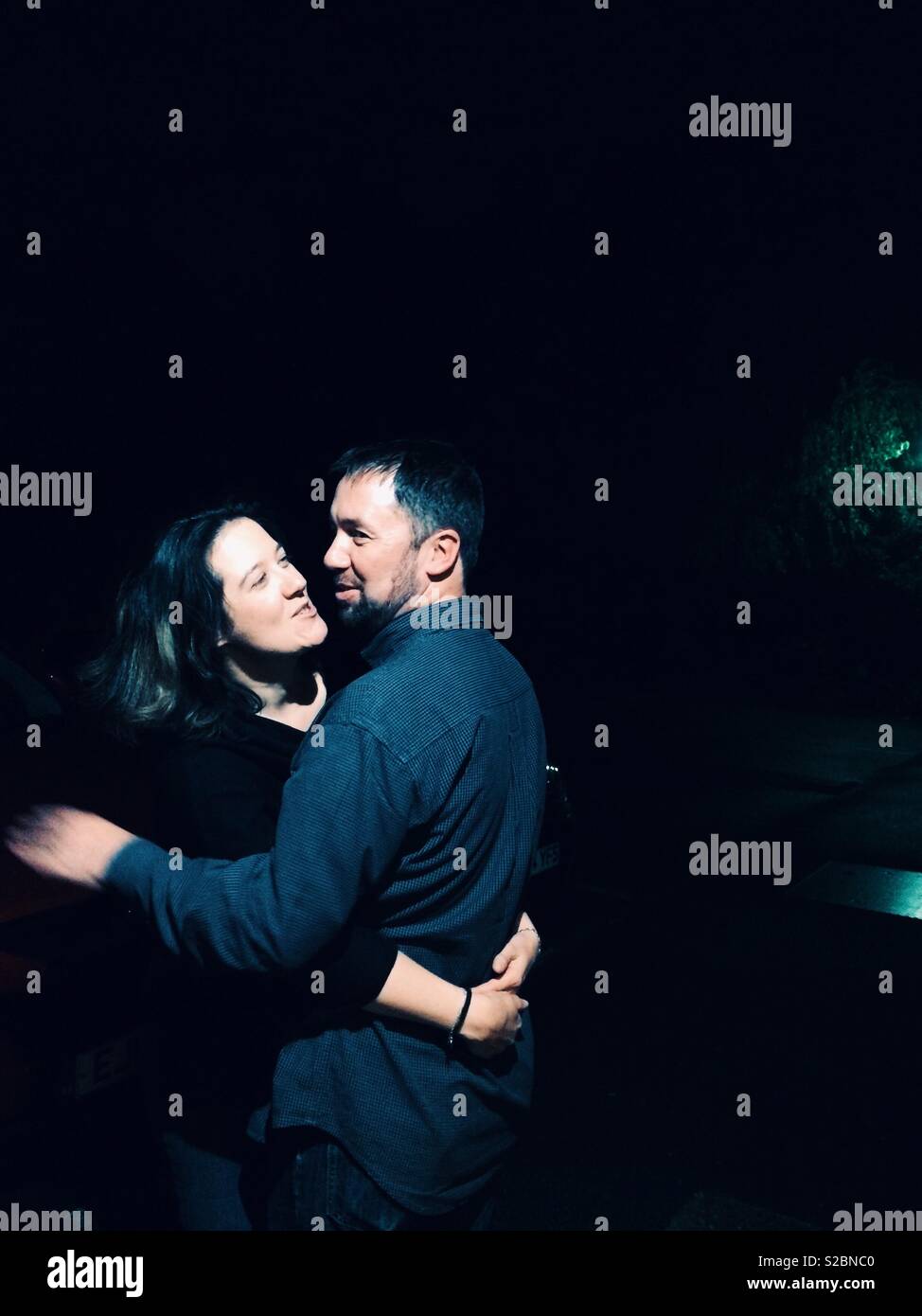 Glückliches Paar in einem intimen Moment umarmen und Lachen. Stockfoto
