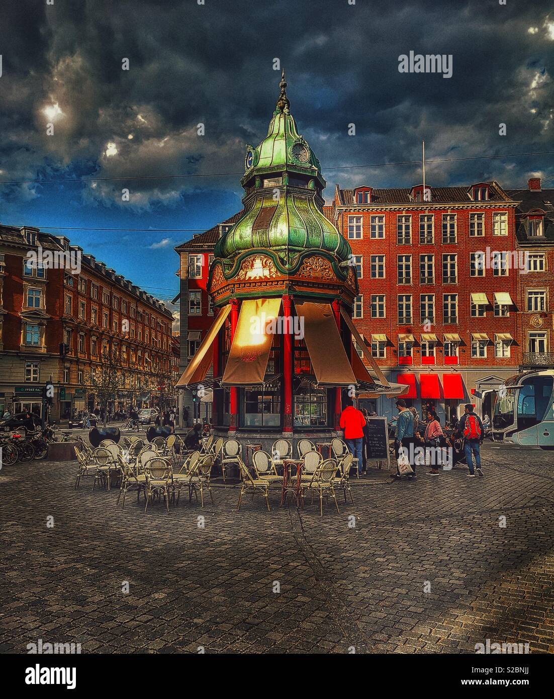 Cafe, Kiosk, Kongens Nytorv (des Königs neue Platz), Kopenhagen, Dänemark. 1913 in einem barocken Revival Stil Es hat eine Kupfer plattierte Dach und hand Verzierungen geschnitzt gebaut Stockfoto